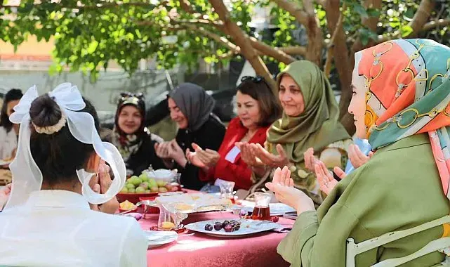 Protokol eşleri koruyucu aileyi yalnız bırakmadı