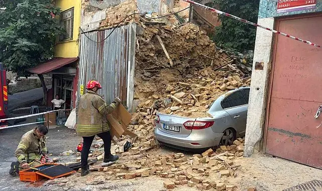 Beyoğlu'nda 2 katlı metruk bina çöktü