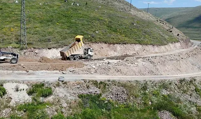 Karacaören grup köy yolunda genişletme çalışmaları sürüyor