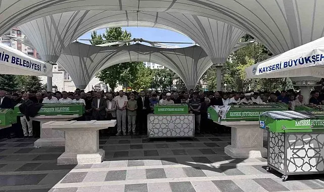 Düğün konvoyundaki kazada hayatını kaybeden genç kadın toprağa verildi