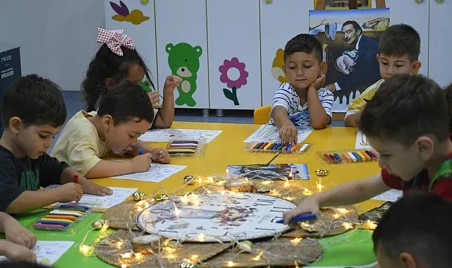Kuşadası'nda minikler yaz tatilinde sanatla gelişiyor