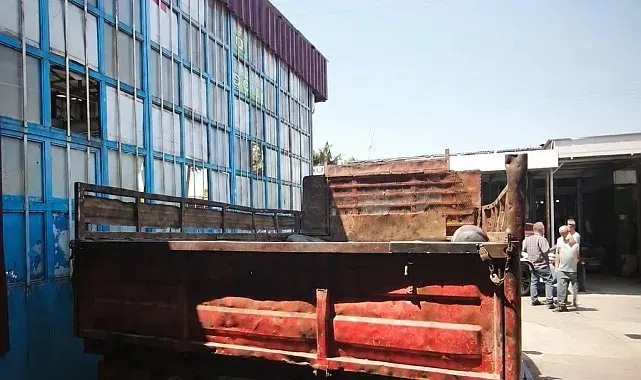 Hurda kasaları eğik şekilde taşıyan kamyonete ceza