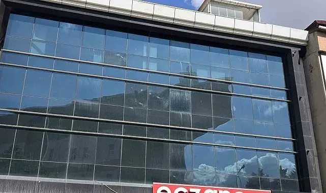Gaziosmanpaşa'da boş ecza deposunu kurşunlayıp kaçarken kaza yaptı