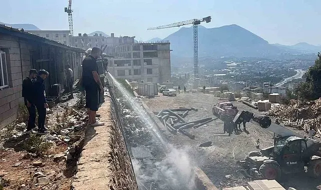 Alanya'da inşaat boruları alev aldı, yangın yatakhaneye sıçradı