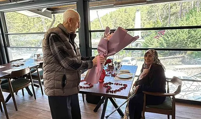 57 yıllık eşini yemeğe çıkarma hayalini gerçekleştirdi