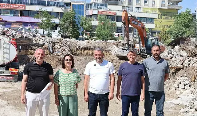 Eski belediye binasının yerine yeni kent meydanı geliyor