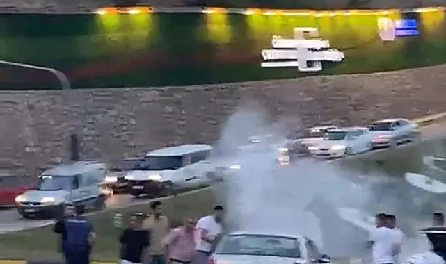 Trafik ışıklarında bekleyen otomobilden dumanlar yükseldi
