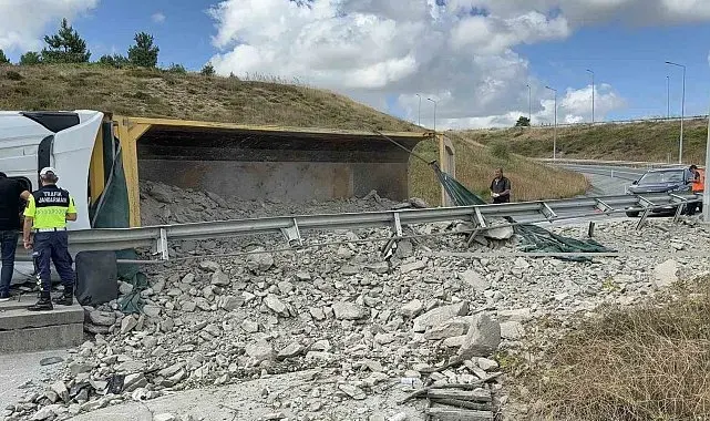 İstanbul Havalimanı sapağında hafriyat kamyonu devrildi