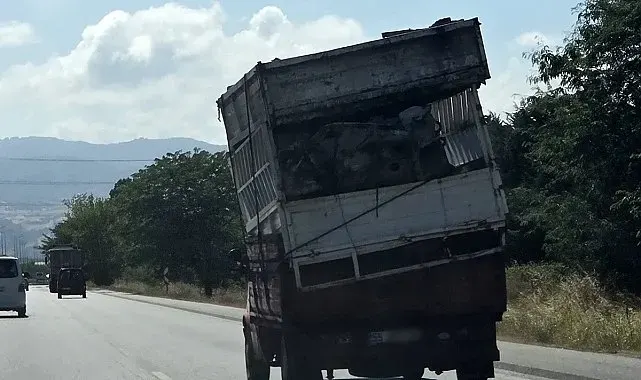 Hurda kasaları eğik şekilde taşıyan kamyonet tehlike oluşturdu