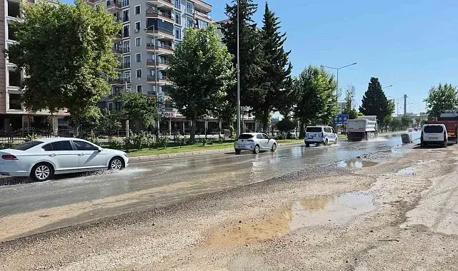 Ana şebeke borusu patladı, yol göle döndü