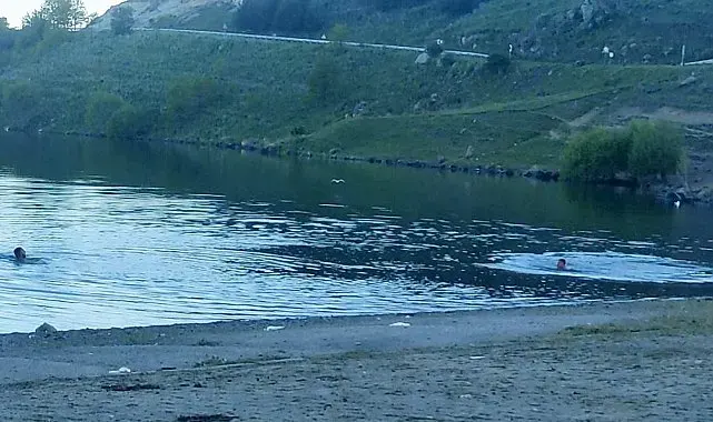 Sıcaktan bunalan gençler Çıldır Gölü'nde serinliyor