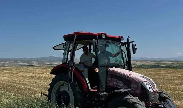 Akyaka Kaymakamı İsmail Demirtaş çiftçilerle hasat yaptı