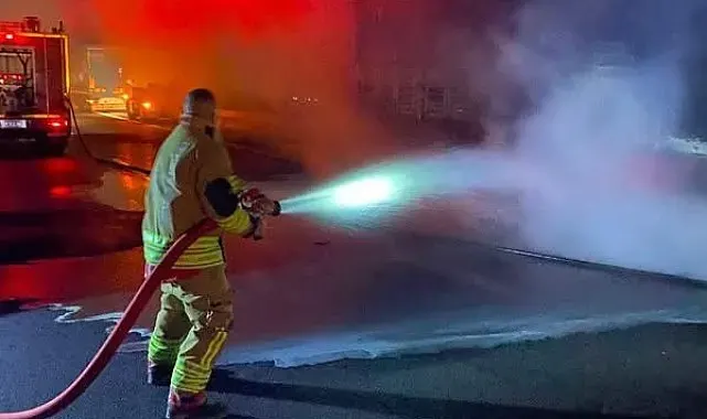 Tır dorsesinde çıkan yangın büyümeden söndürüldü