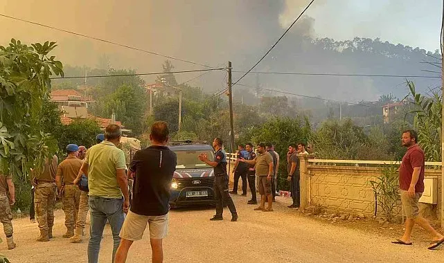 Fethiye'deki yangın 4 saattir sürüyor: "Bir mahalle tedbir amaçlı tahliye ediliyor"