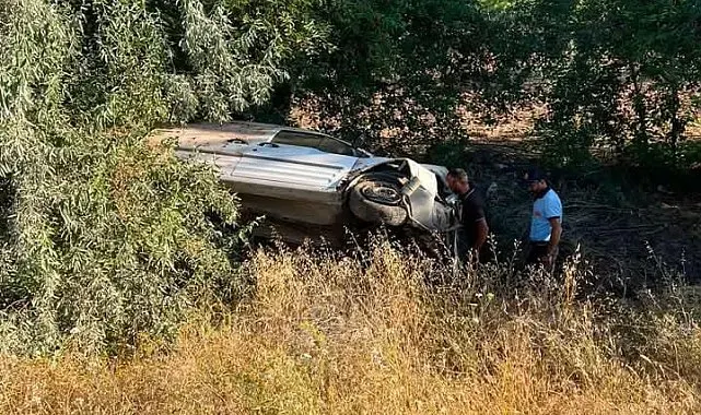 Hafif ticari araç kontrolden çıkıp tarlaya uçtu: 3 yaralı