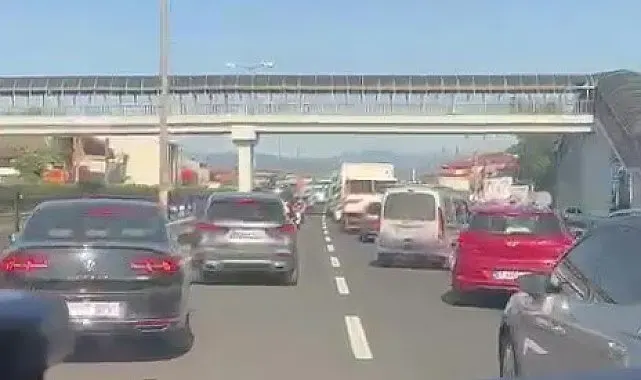 Ambulansa yol vermek için fermuar sistemini uyguladıyar