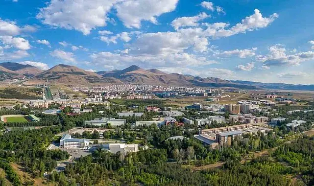 Başkan Sekmen gençlere seslendi: "Bilim ve irfanın beşiği Erzurum eğitimde de bir fırsatlar şehridir"