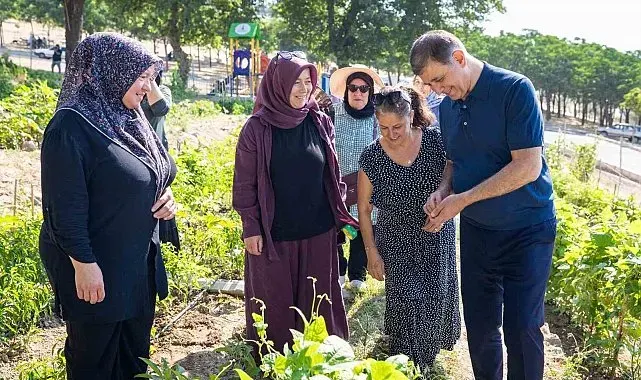 Toprakla buluşan kadınların hasat sevincine Başkan Tugay da ortak oldu