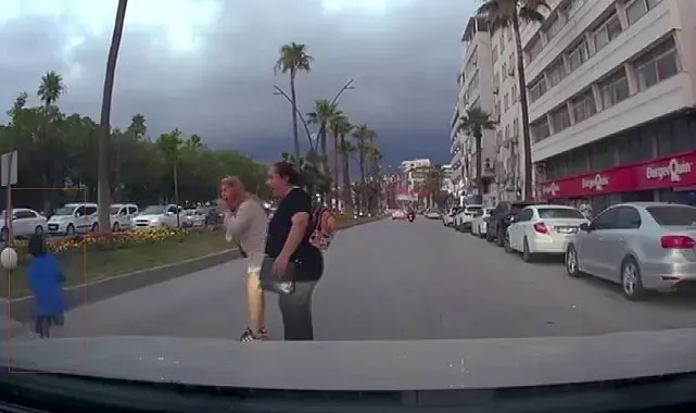 Motosikletin, scooterli çocuğa çarptığı anlar kamerada