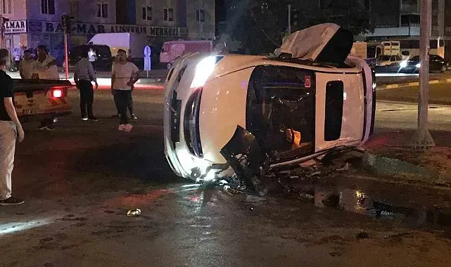 Otomobiller kavşakta çarpıştı: 2 yaralı