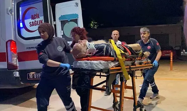 Devrilen traktörün sürücüsü ağır yaralandı