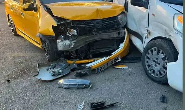 Elazığ'da hafif ticari araçlar çarpıştı: 1 yaralı