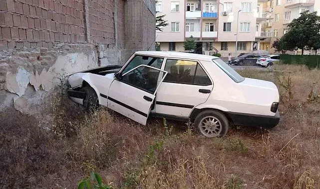 Duvara çarpan otomobilin sürücüsü kayıplara karıştı