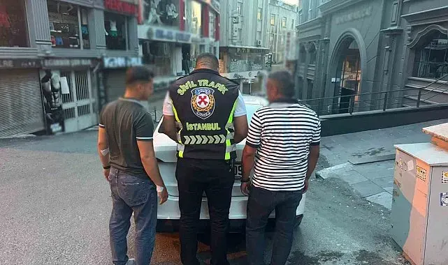 Fatih'te taksi şoförünün aracını tekmeleyen sürücü tutuklandı