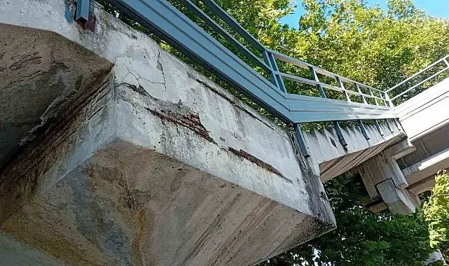 Zonguldak'ta hasar gören üst geçit, yaya ve araçları tedirgin ediyor