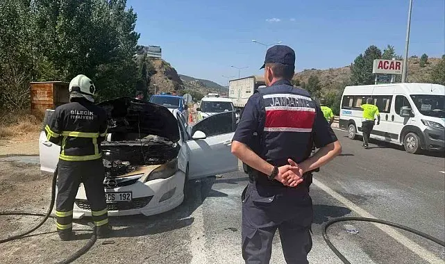 Seyir halindeki otomobil bir anda alev aldı