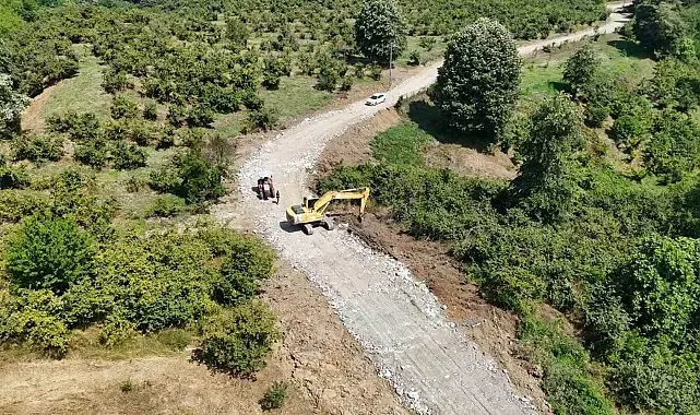 Erenler'de kırsal mahallelerde üstyapı ve yol çalışmaları sürüyor