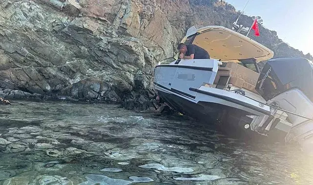 Sürüklenen tekne kayalıklara çarptı