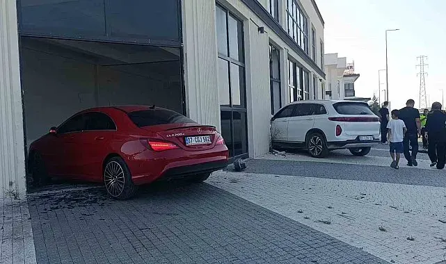 Çarpışan otomobiller hızını alamayıp iki ayrı kapıdan iş yerine girdi o anlar güvenlik kamerasına yansıdı