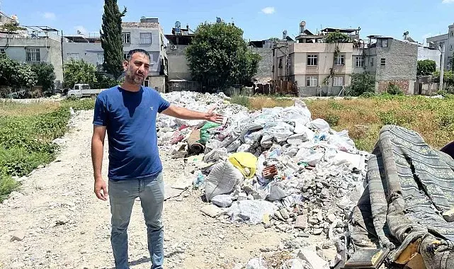 Mahalle arasındaki arsa çöplüğe döndü, vatandaşlar tepki gösterdi