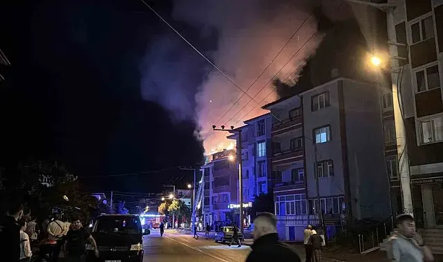 Bolu'da apartmanda çıkan yangında alevler geceyi aydınlattı: Patlama sesleri paniğe neden oldu