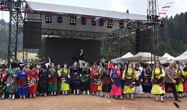 1500 rakımlı yaylada 88 yıllık gelenek: Binlerce kişi kol kola horon oynadı