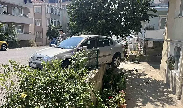 El frenini çekmeyi unuttu, otomobil bahçe duvarında asılı kaldı