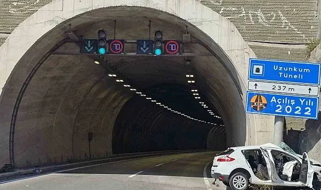 Otomobil tünel girişindeki tabelaya ok gibi saplandı