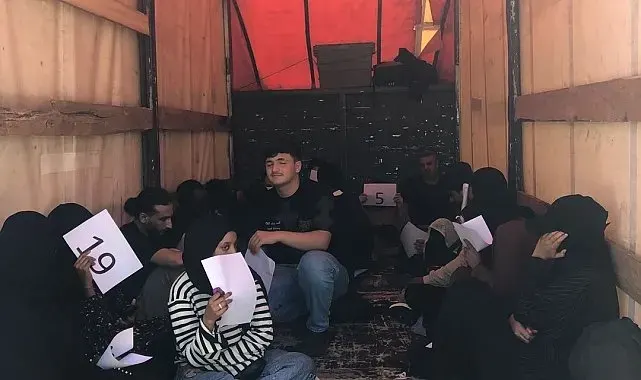 Edirne'de kapalı kasa kamyonette 20 düzensiz göçmen yakalandı