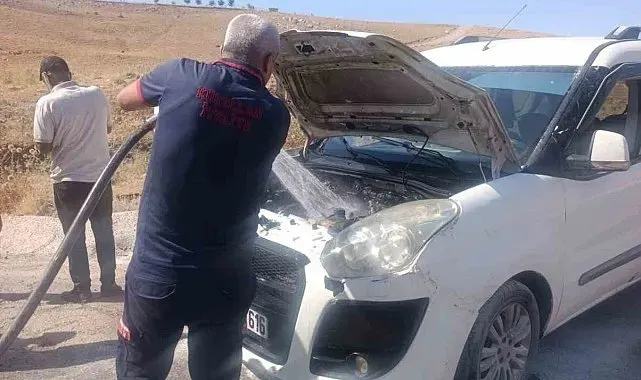 Siirt'te seyir halindeki araç alev topuna döndü