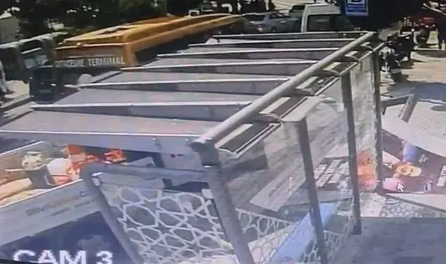 Silivri'de kamyonet durağa daldı: 1 kadın yaralandı