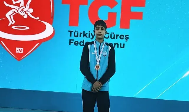 Eleşkirtli Berat Çelik minderde Türkiye şampiyonu oldu