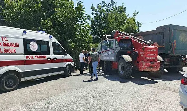 Bafra'da iş makinesi ile kamyon çarpıştı: 1 yaralı