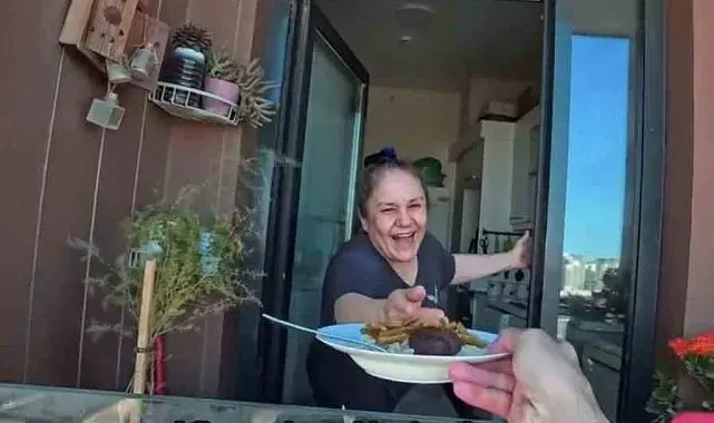 100 metre yükseklikte gökdelen temizliği yapanlara köfte, patates, pilav ikramı
