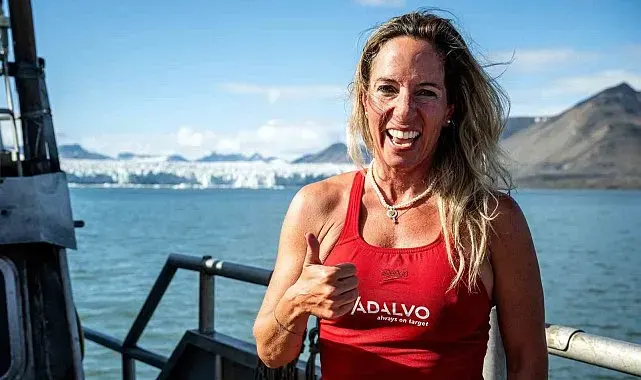Deniz Kayadelen, buzullarda yüzen ilk Türk sporcu unvanını elde etti