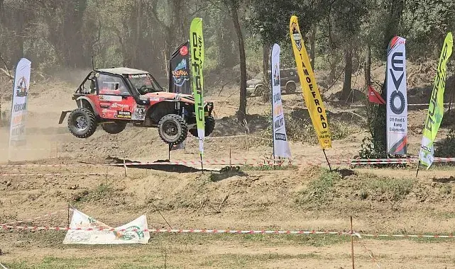 Ormanın kalbinde nefes kesen mücadele: 62 araç aynı parkurda