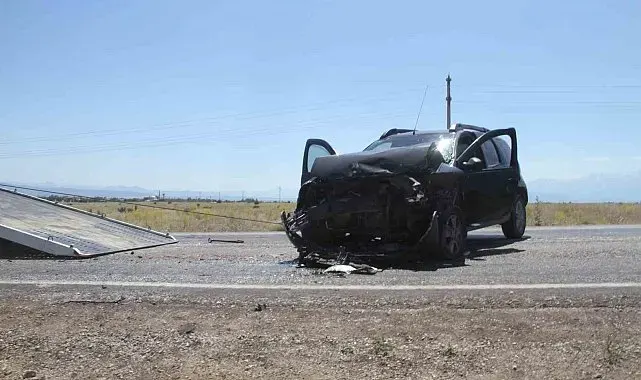 SUV araçlar kafa kafaya çarpıştı: 9 yaralı