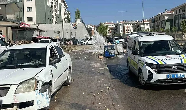 Otomobil yer üstü yangın hidrantını devirip geçti