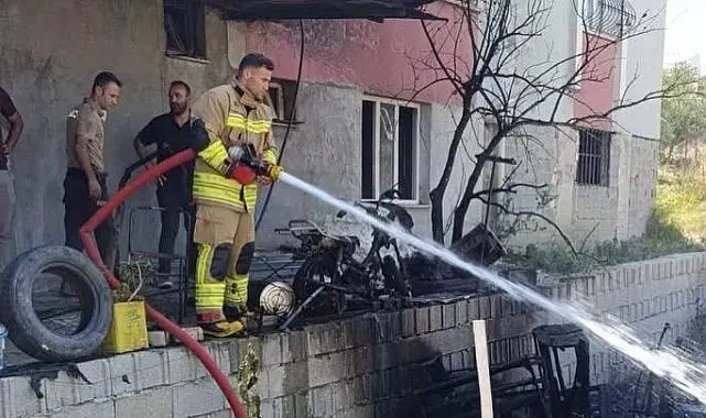 Antakya'da yaşanan yangında motosiklet kullanılmaz hale geldi