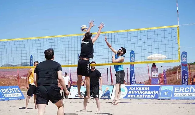 Erciyes'te 2 bin 200 metrede plaj voleybolu heyecanı yaşandı